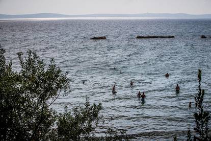 FOTO Nema jeseni za Splićane: Na Firulama i dalje ima kupača