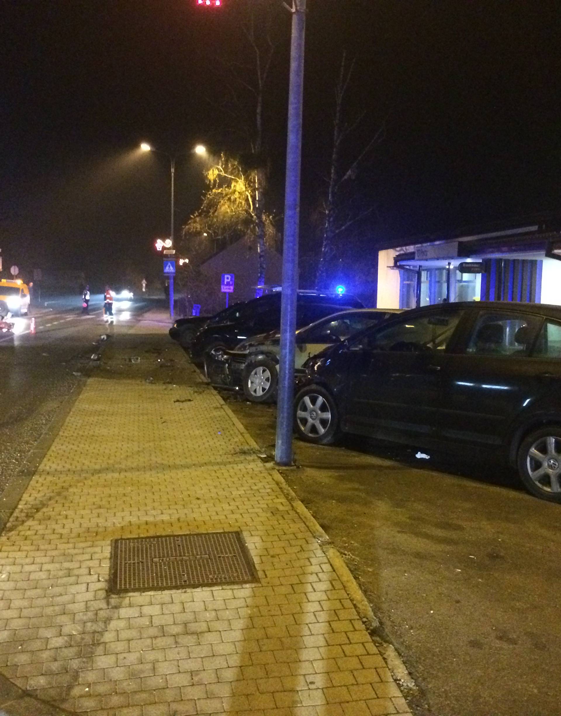 Sudario se sa šest automobila i završio na krovu, nije ozlijeđen