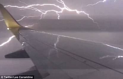 Munje i gromovi: Snimio je let aviona kroz stravičnu oluju