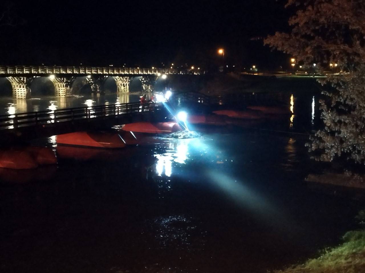 VIDEO U Karlovcu se otkačio pontonski most, oko 15 ljudi ga je hvatalo: 'Popustile su sajle'
