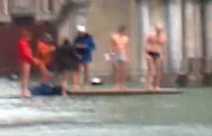 Poplave u Italiji: Turisti plivaju potopljenim ulicama Venecije