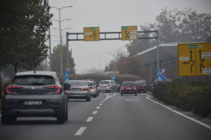 FOTO Gusta magla prekrila ulice u Slavonskom Brodu