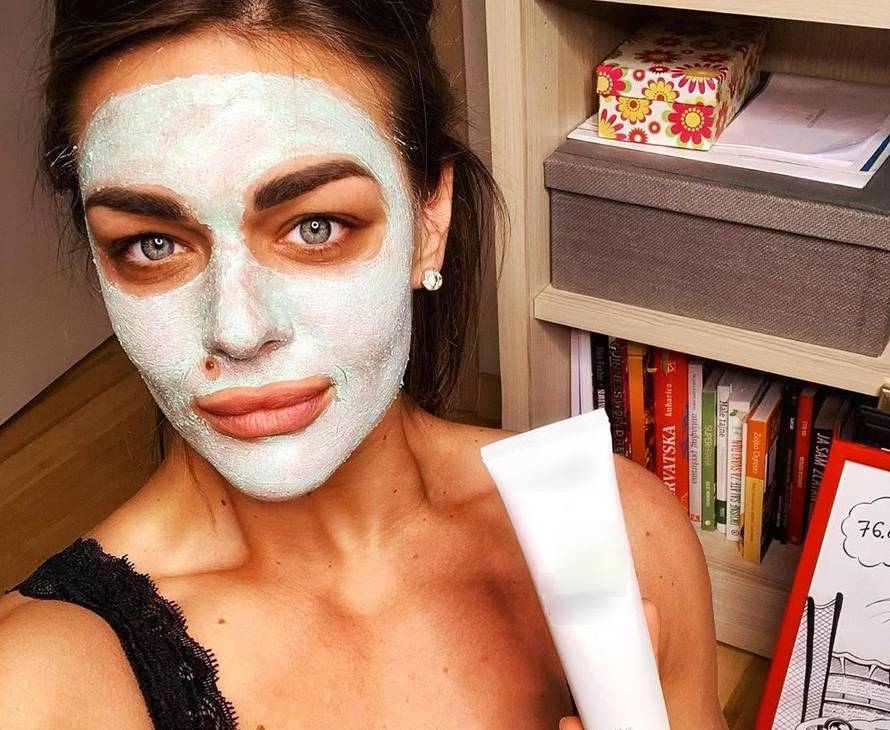 Sandra pozirala s maskom, ali svu pozornost 'ukrao' grudnjak