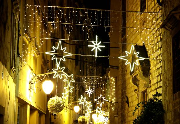 Šibenik zablistao adventskom ukrasnom rasvijetom