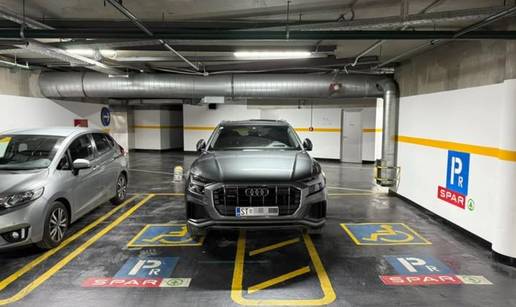 Drsko! Netko u Splitu parkirao Audi preko čak dva mjesta za invalide: 'Policijo, opali kaznu!'