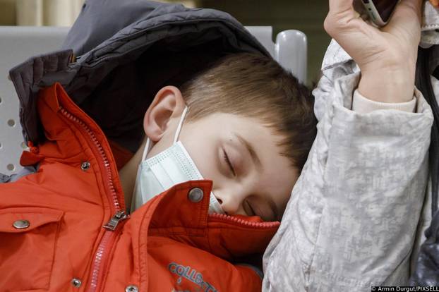 FOTO 24sata na granici Poljske i Ukrajine: Mnogi bježe od pakla rata, spavaju na kolodvoru