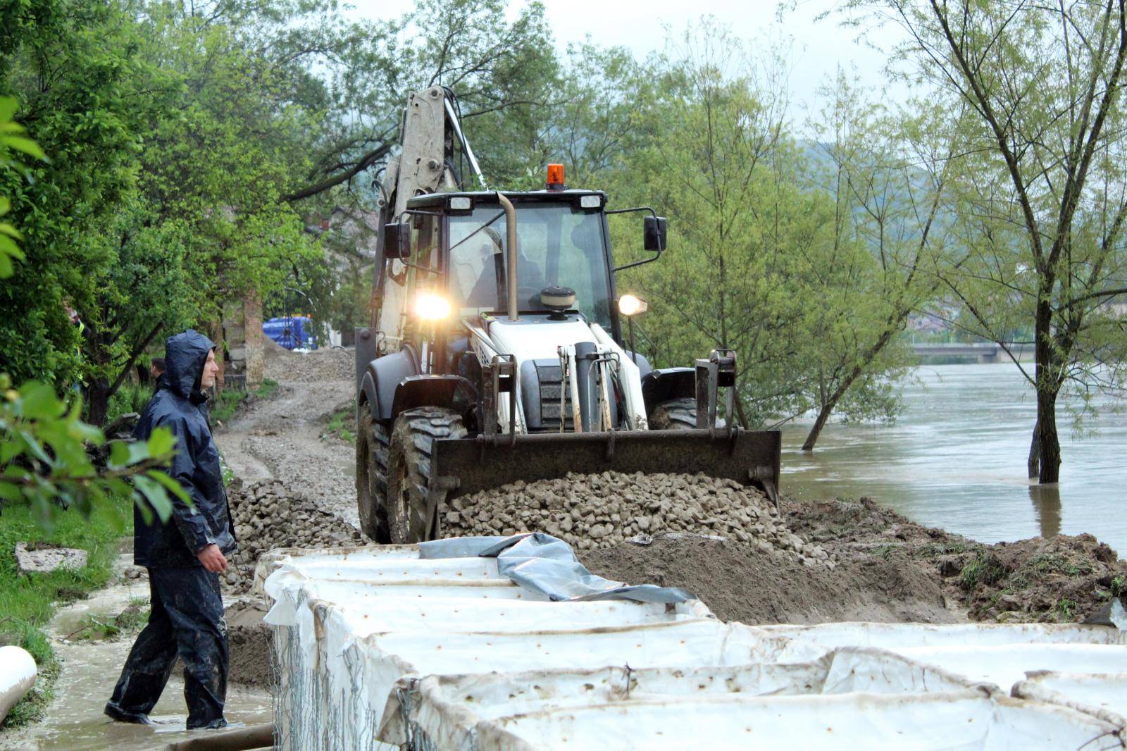 Hrvatska Kostajnica: Radnici Vodoprivrede postavljaju barijere kako bi sprijeÄili prodirnje Une