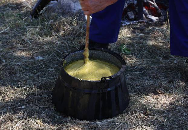 Vodice:Tradicionalni prvosvibanjski piknik u Rakitnici,spremanje divljeg zelja i pulente.