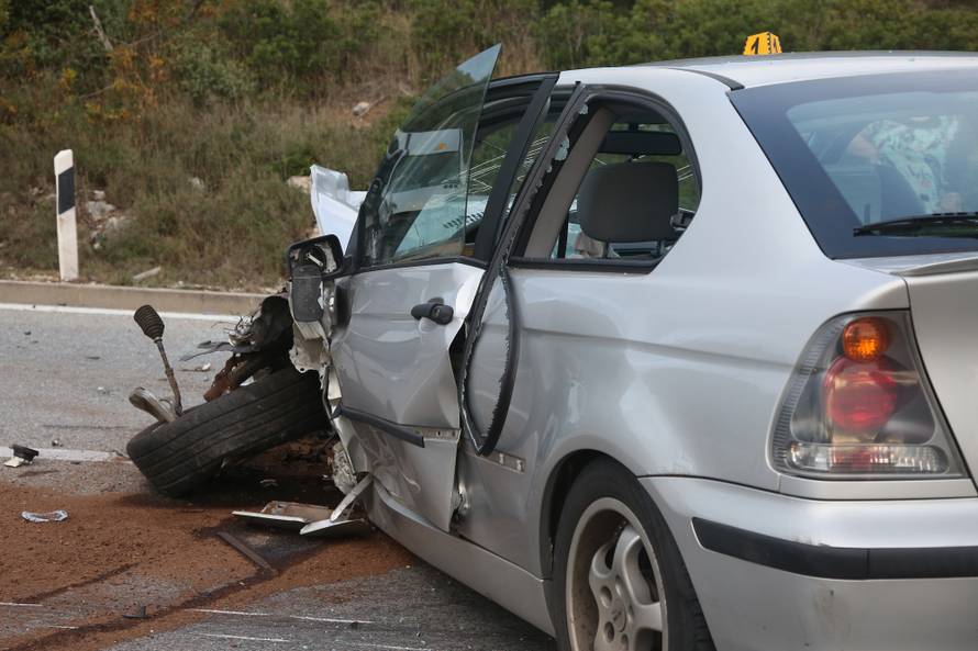 Krš i lom na ulazu u Šibenik: BMW bez pola prednjeg dijela