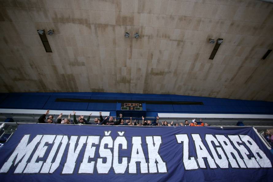 Medvjedi posuđivali igrače na dan utakmice i popili 7 komada