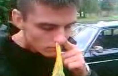 Srbija: Uvukao kondom na nos i ispuhao ga na usta