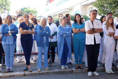 FOTO Veliki štrajk u zdravstvu: 'Zračimo, ali ne od sreće', 'Dva tenka manje i problem riješen!'