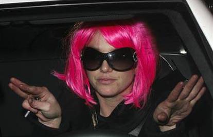 Britney s rozom kosom i crvenom stražnjicom