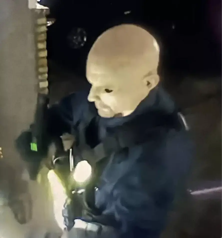 FOTO Ovo je ubojica političarke. Traže ga, nosio je jezivu masku