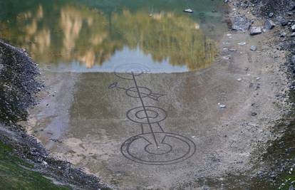 Imotski Dosje X: Netko je usred noći na dnu presušenog Modrog jezera nacrtao čudne znakove