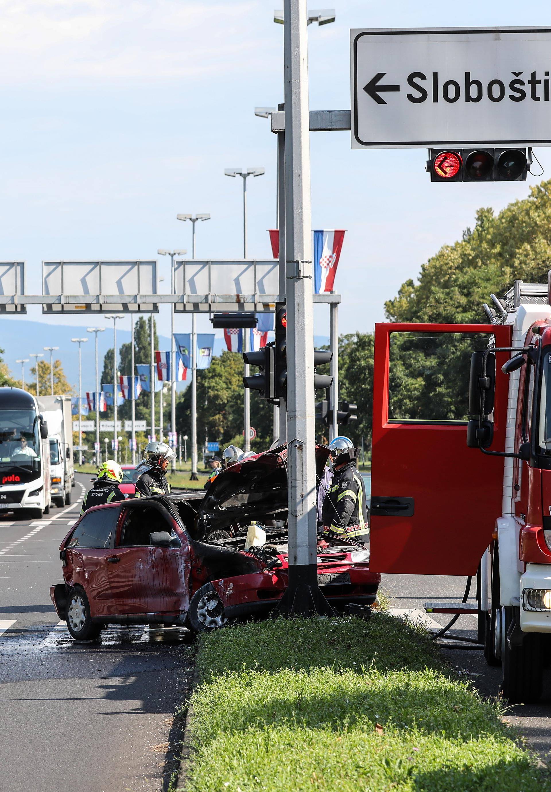 Teška prometna u Dugavama: Auto se zapalio nakon sudara