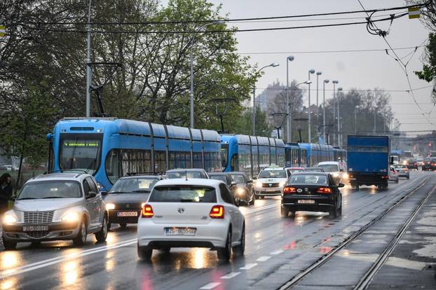 U prometnoj nesreÄi automobila i tramvaja smrtno stradala jedna osoba