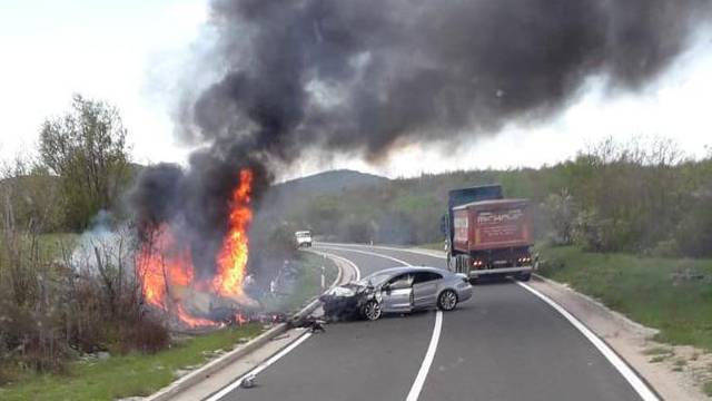 Užas kod Udbine: Muškarac poginuo u gorućem Citroënu, u auto se zabio vozač Passata