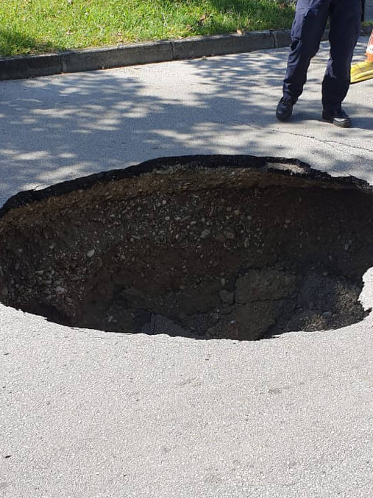 Na Malešnici u Zagrebu otvorila se rupa duboka metar i pol: 'Kombi ju je izbjegao za dlaku!'