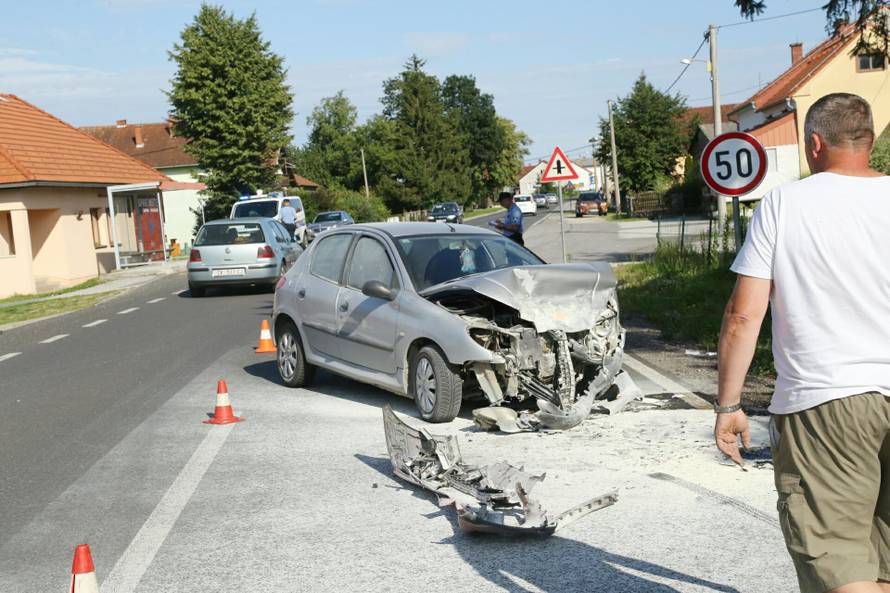 Petero ljudi ozlijeđeno u sudaru dva automobila, svi su u bolnici