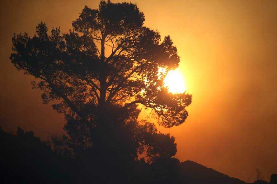 Kanader pomaže u gašenju, u Makarsku stiže i 150 vojnika