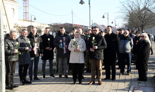 VIDEO Palili svijeće kod spomen ploče stradalima u potresu