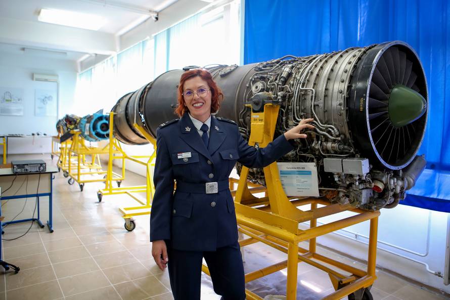 Bojnica Melita: Naše pilote učim zanatu i ganjam titulu misice