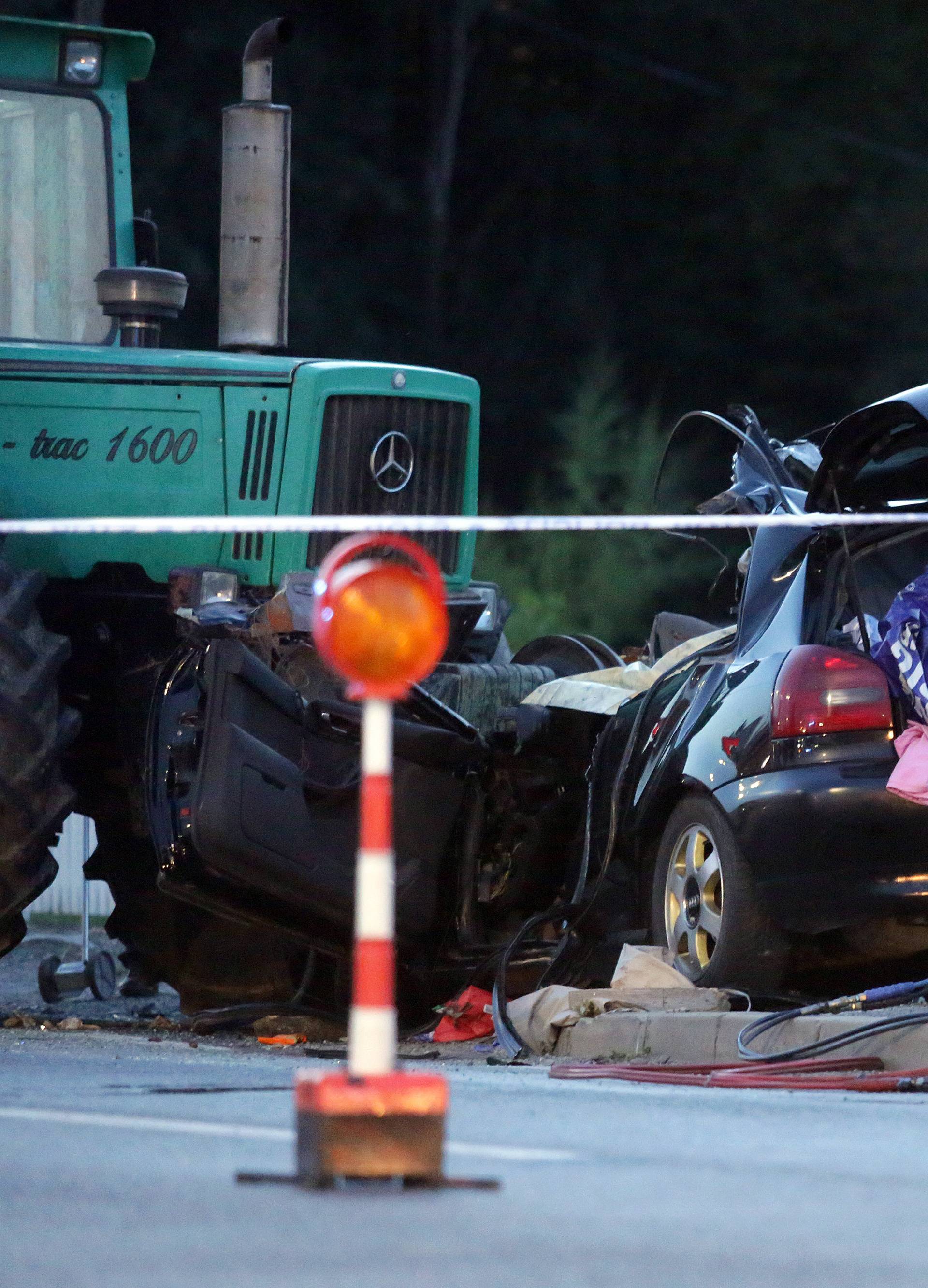 U sudaru dva automobila i traktora poginuli su otac i sin