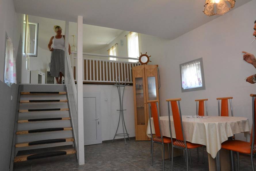 Dalj -  Brod-vikendica usidrena na obali Dunava u Dalju.