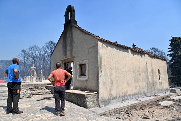 FOTO Kanaderi cijeli dan u akciji: Pogledajte kako gase požare diljem Dalmacije