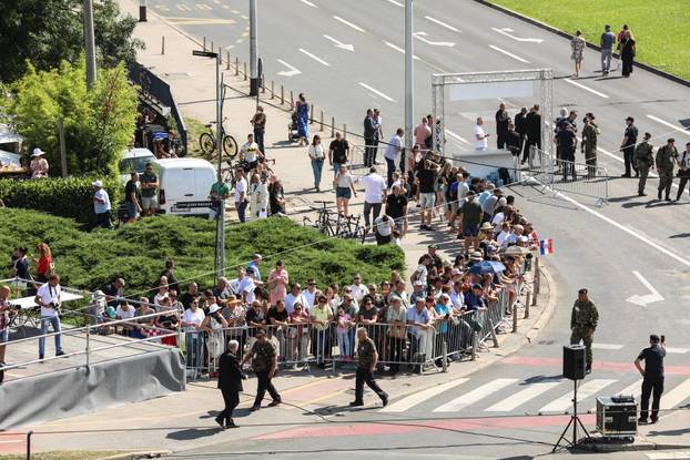 Zagreb: Građani se okupljaju duž trase vojnog mimohoda