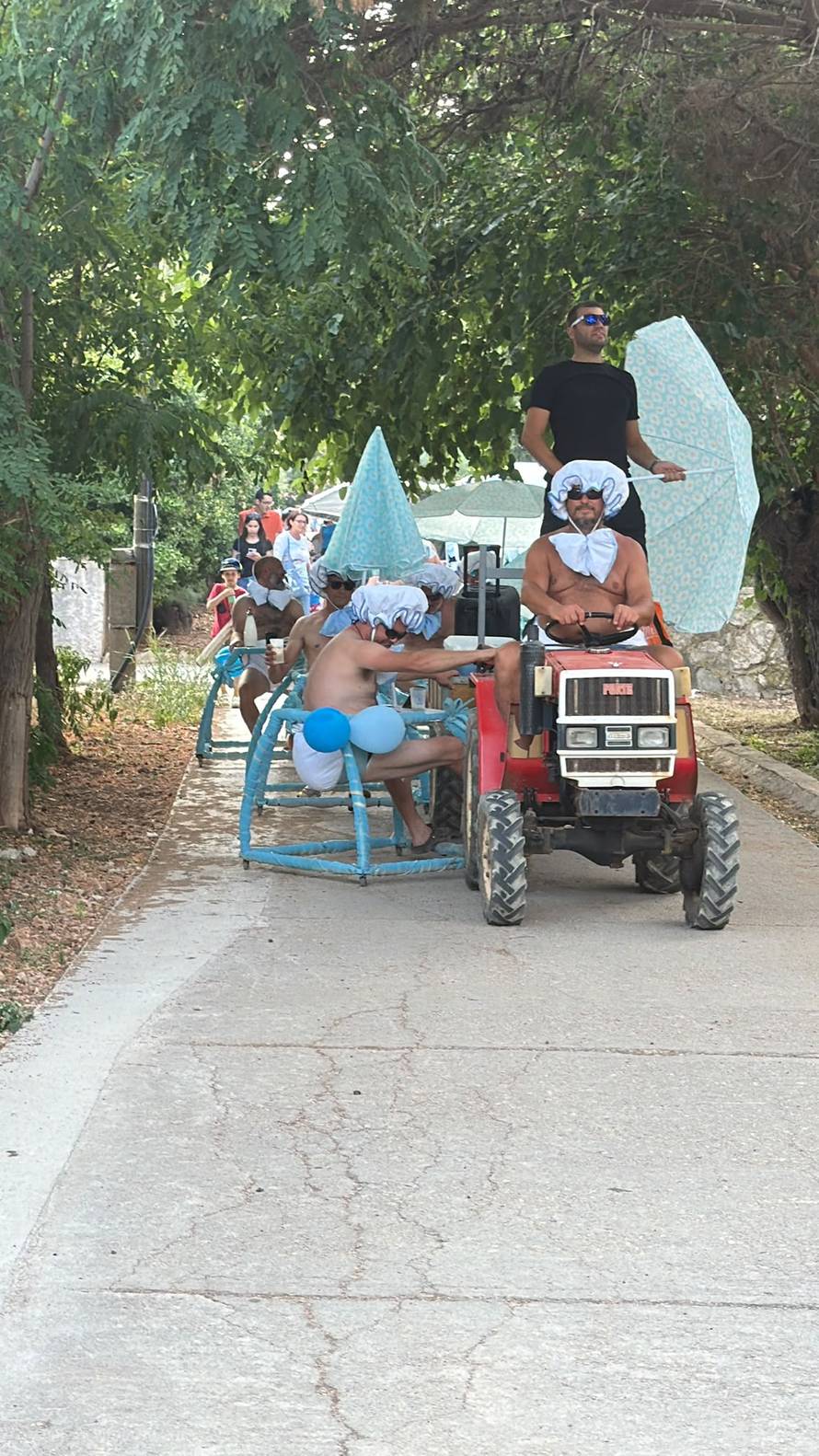 Muškarci se za maškare na Silbi odjenuli u bebe: Nekima su bile pelene pune, nekima prazne!