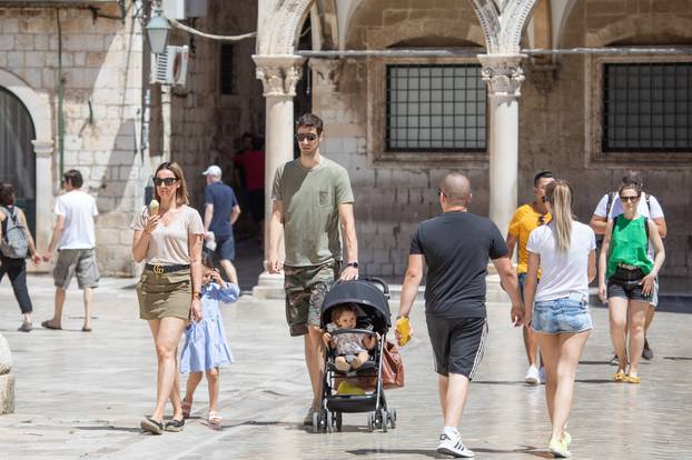 Dubrovnik: Košarkaš Ante Tomić s obitelji u šetnji Stradunom