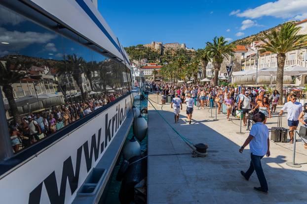 Gužva u gradu Hvaru na ukrcaj i iskrcaj sa katamarana