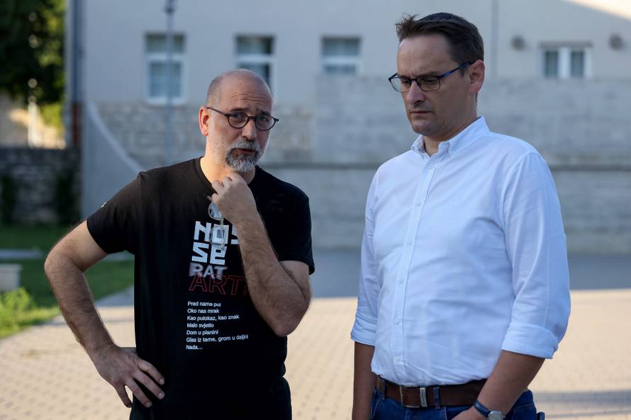 Benkovac: Organizatori benkovačkog festivala "Nosi se" koji je odgođen nakon prosvjeda branitelja održali mirni prosvjed