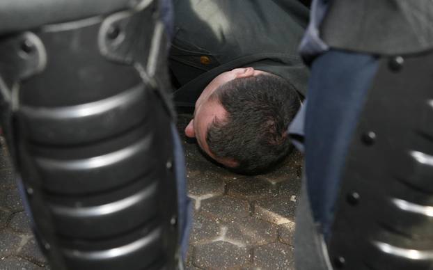 ARHIVA: Zagreb: Na prosvjedu protiv EU policija grubo privela nekolicinu prosvjednika