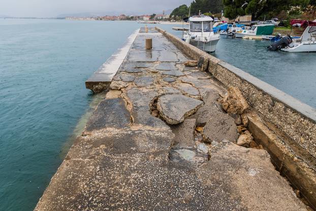 Šteta na rivi u Kaštel Starom nakon olujnog nevremena