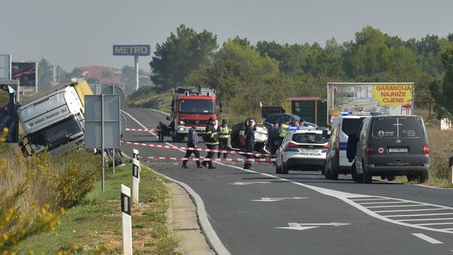 Sudar šlepera i dva auta: Više ljudi ozlijeđeno, jedan poginuo