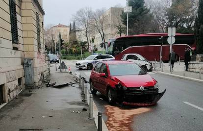 Sudar u centru Splita: Jedan teško ozlijeđen u sudaru dva auta, policija traži očevice
