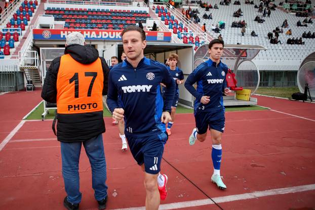 Split: Zagrijavanje igrača uoči početka utakmice Hrvatskog nogometnog kupa između Rijeke i Hajduka 
