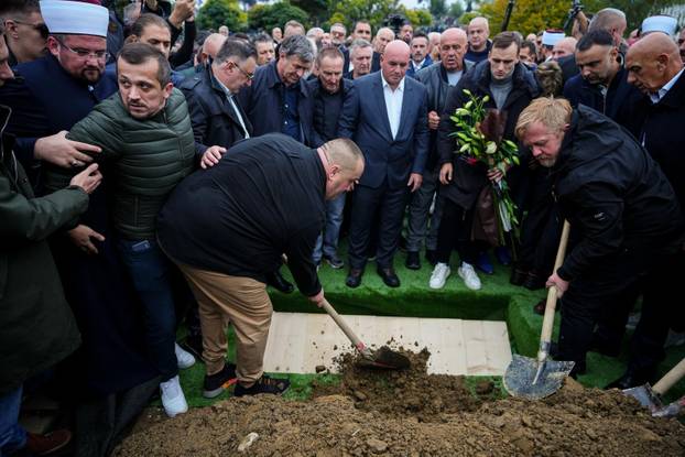 Sarajevo: Posljednji ispraćaj Halida Bešlića na gradskom groblju Bare