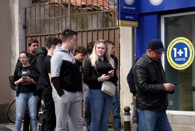 Samobor: Ljudi čekaju u redu ispred Ghetaldusa za karte za Thompsonov koncert