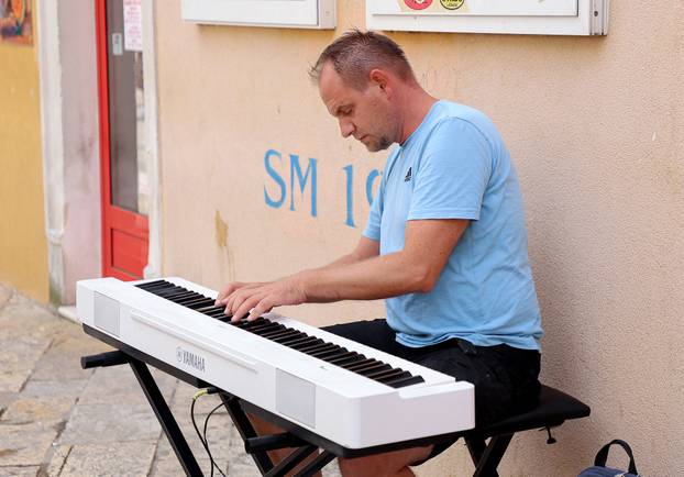 Sinj: Okupljanje ljudi u Sinju uoči 310. Sinjske alke