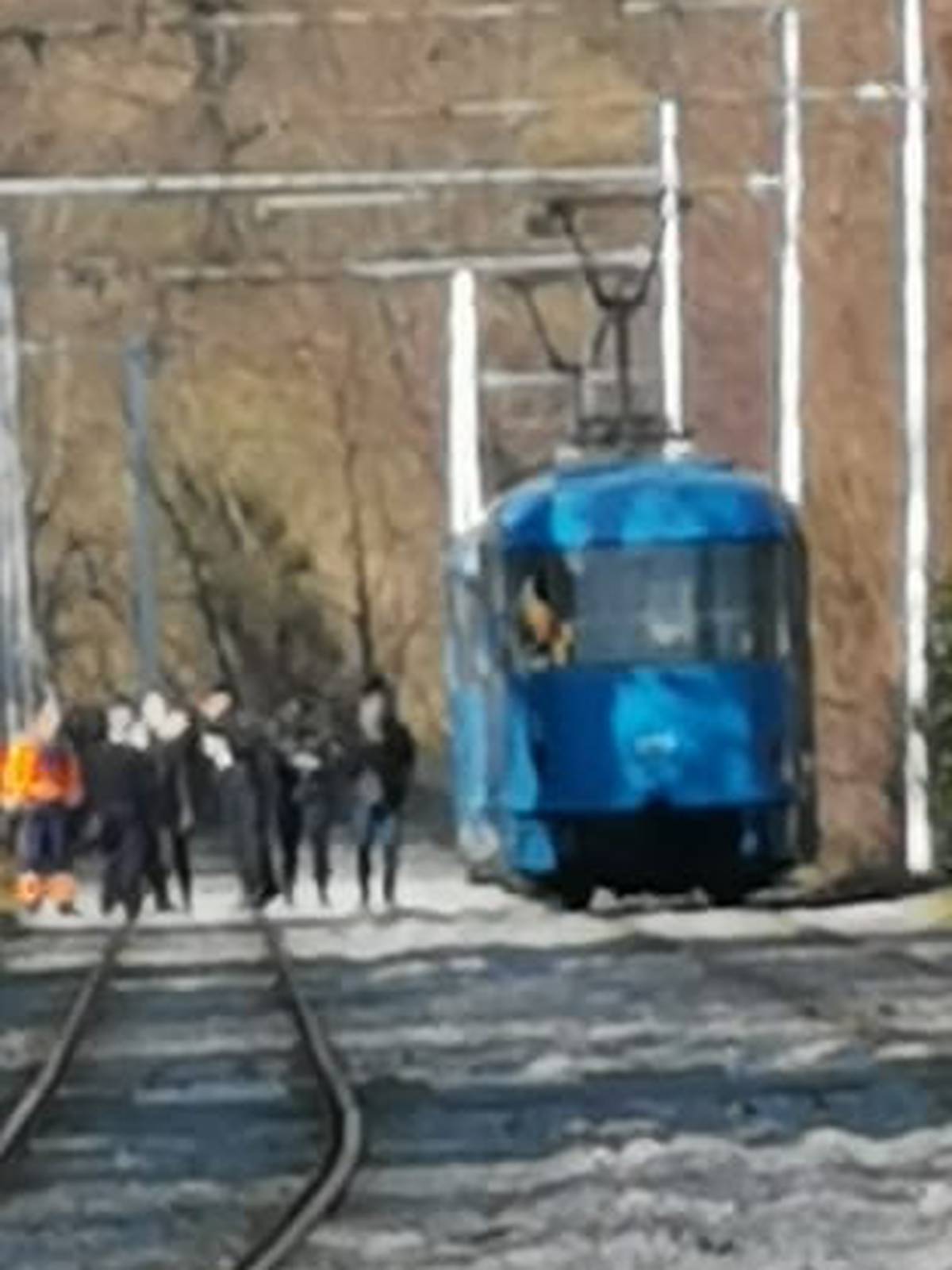 Zagreb: Razbijeno staklo na tramvaju i čovjek krvave glave