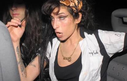Amy Winehouse se brine o bolesnicima i nosi im hranu 