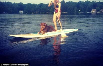 Amanda vesla, a pas se vozi na dasci: Ne mogu bez njega...