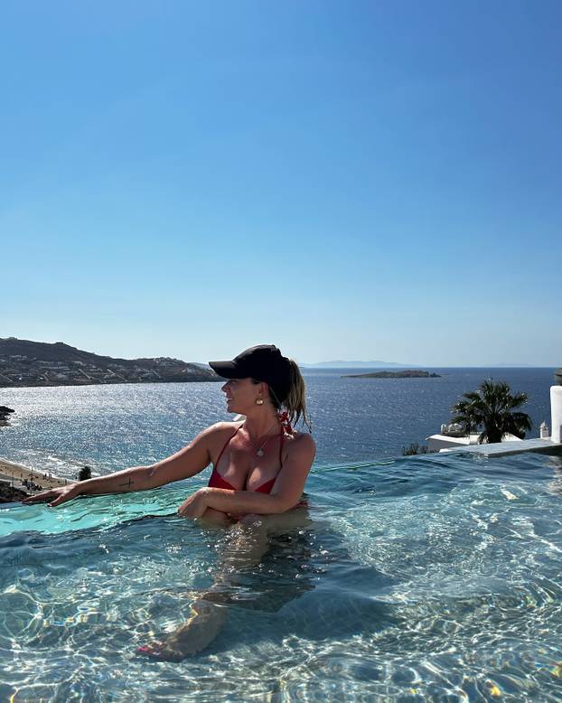 FOTO Fatalna plavuša tečno govori čak četiri jezika, a prije novinarstva bila je konobarica