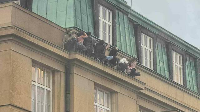 FOTO Scene koje lede krv u žilama! Studenti od smrti bježe kroz prozor, skrivaju se...