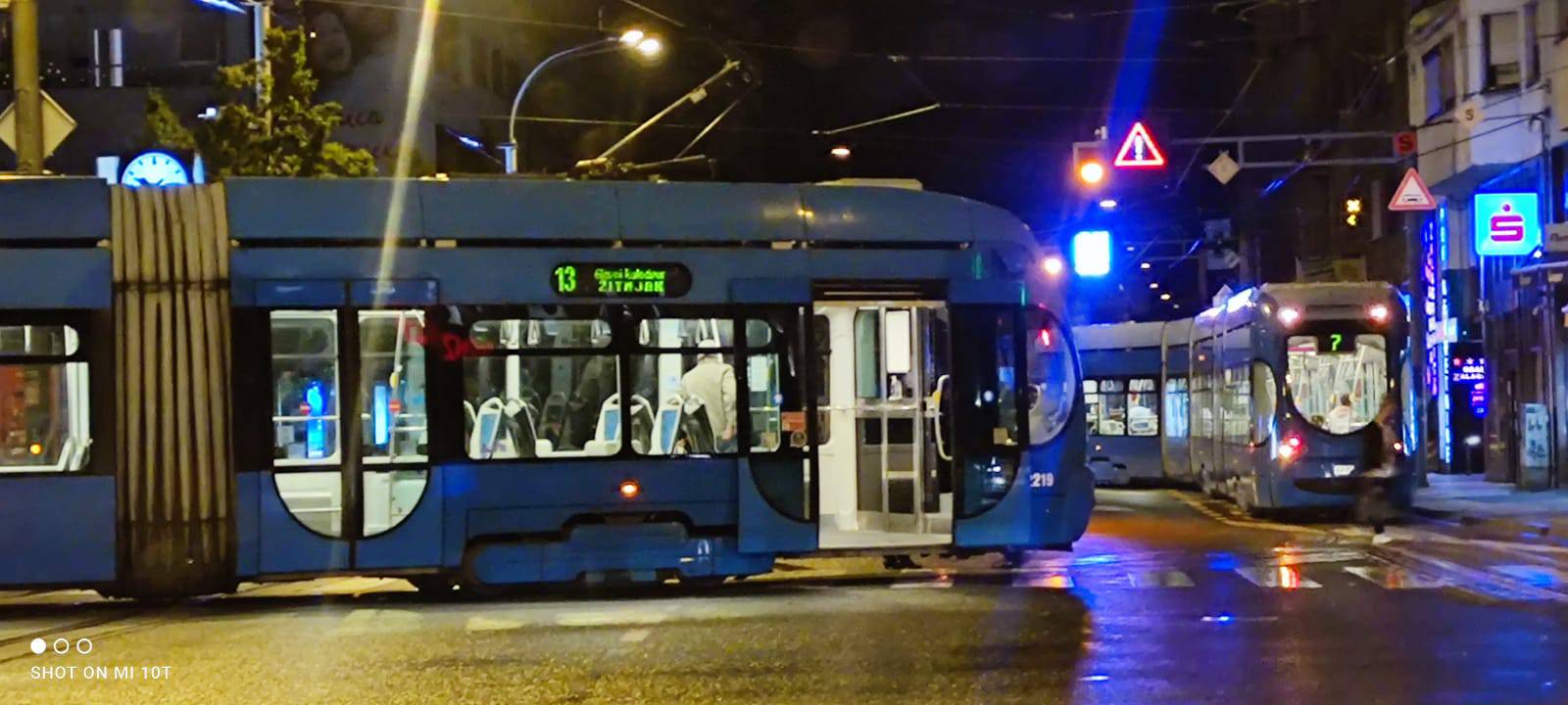 Kaos na ulicama Zagreba: Auto završio u rupi, tramvaj izletio iz tračnica, vjetar bacao kontejner