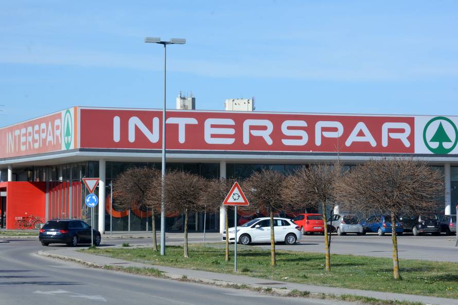 SIsak: Hipermarket Interspar